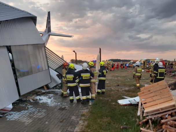 Місце авіакатастрофи у Польщі. Фото: командувач Державної пожежної служби бригадний генерал Анджей Бартковяк. / © 