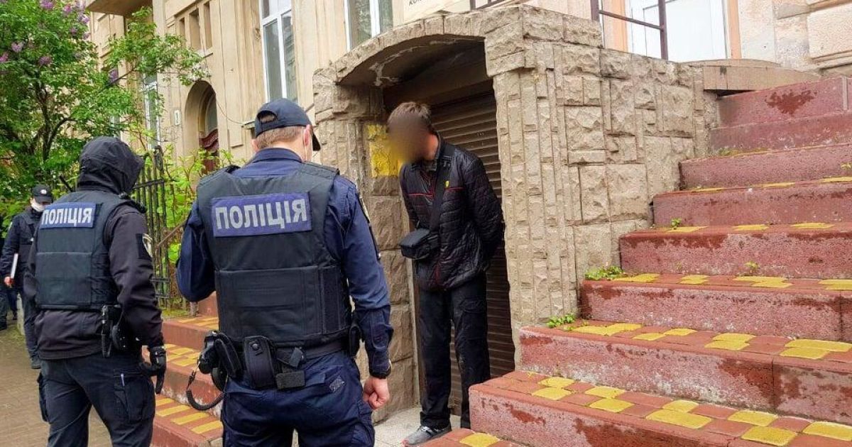 В Івано-Франківську чоловік після сварки в магазині відкрив вогонь по продавцю і перехожих