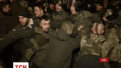 Надвечір на Майдані у діжках запалили багаття