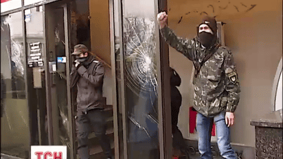 В Киеве активисты атаковали офис Ахметова и российские банки