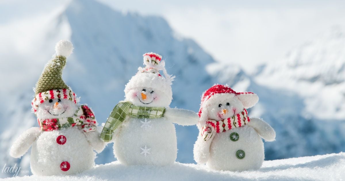 Три сніговики на тлі засніженого пейзажу