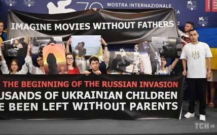 З антивоєнними плакатами і в футболках з гербом: українська делегація відвідала Венеційський кінофестиваль