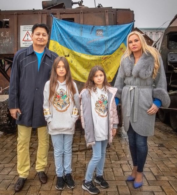 Камалія з чоловіком та доньками / © instagram.com/kamaliyaofficial