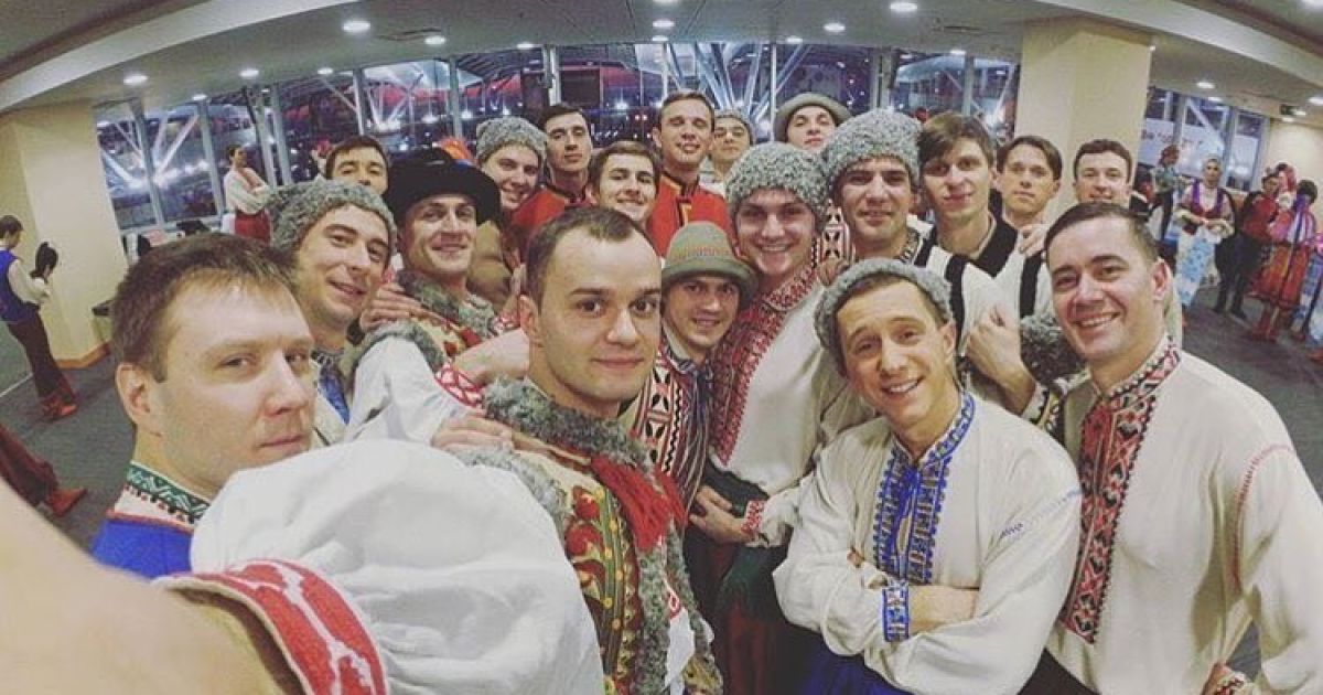 Флешмоб-гопак. Танцоры ошарашили посетителей аэропорта и супермаркета