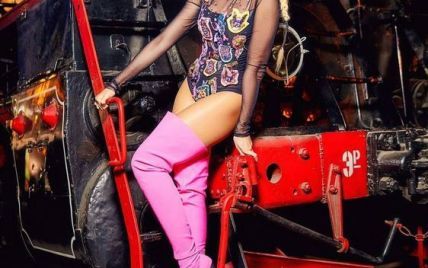 В кокошнике-наушниках и розовых ботфортах: Оля Полякова предстала в гламурном образе в поезде