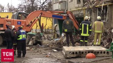 Суми! Чотири поверхи будинку просто склалися! Людей під завалами шукають третю добу!