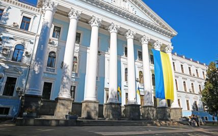 На здании Минобороны появился огромный украинский флаг
