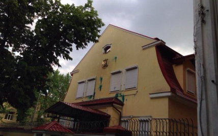 Правоохранители разыскивают активистов, которые забросали зеленкой российское консульство в Харькове