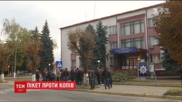 Под зданием полиции в Черновцах горожане требовали не скрывать доказательства ДТП с участием патрульных