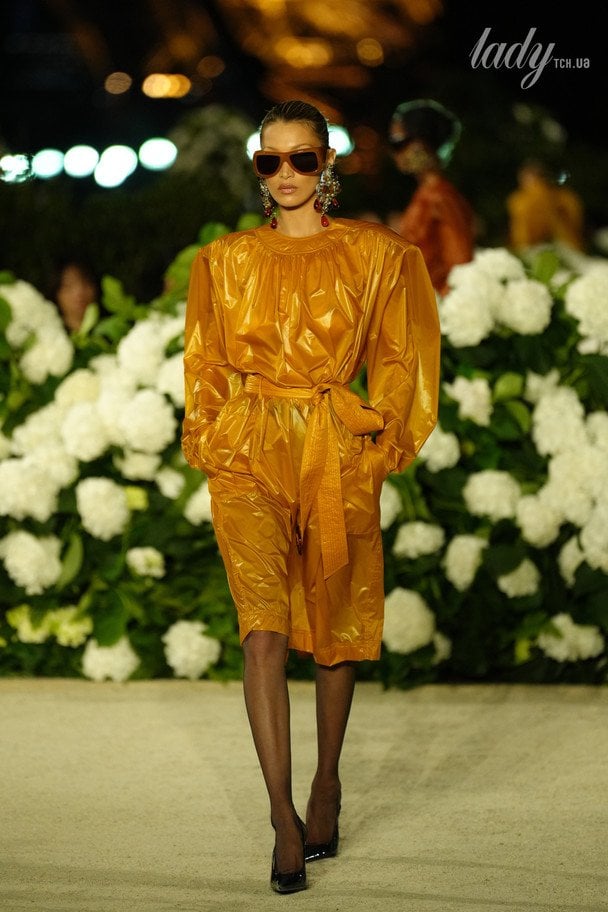 Белла Хадід на подіумі під час показу Saint Laurent / © Associated Press