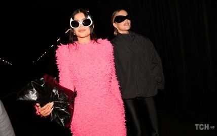 У "волохатій" сукні кольору фуксії: Кайлі Дженер відвідала показ Balenciaga