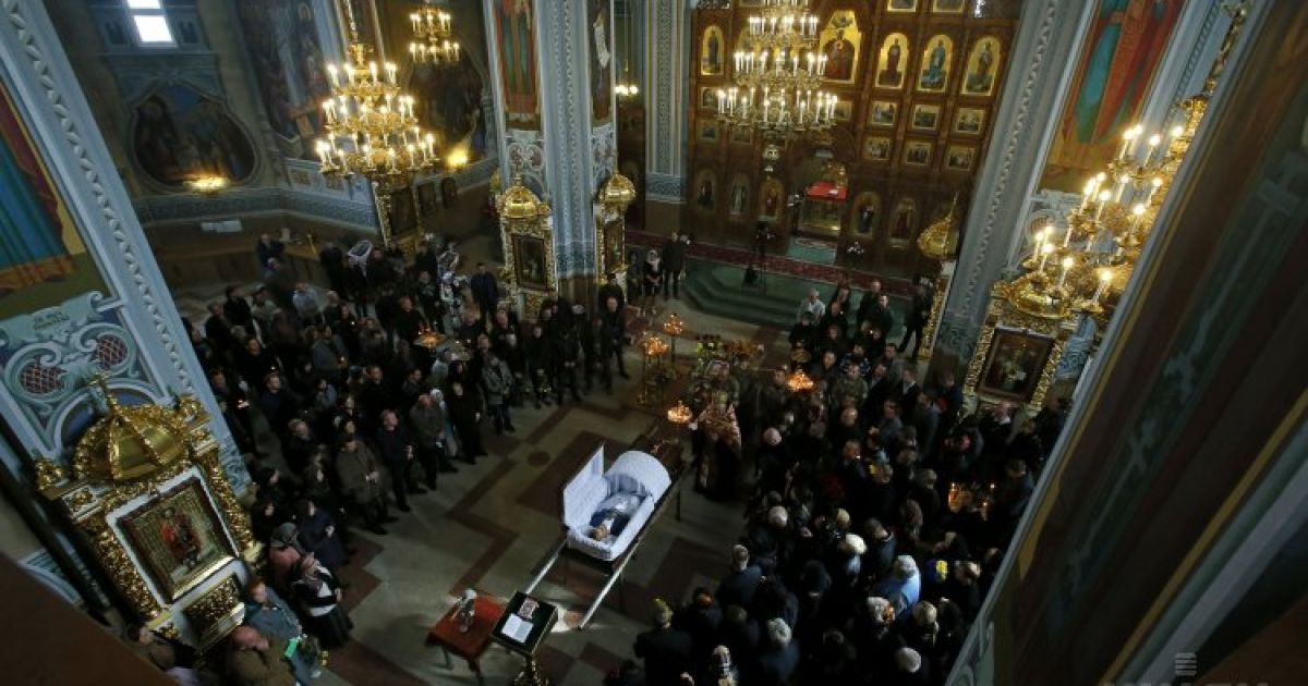 Прощание с украинским певцом и волонтером Сергеем Ларькиным (Ларсоном) в Свято-Троицком соборе на Троещине в Киеве. Ларсон умер в субботу, 26 сентября, от травм, полученных в результате ДТП. / © УНИАН