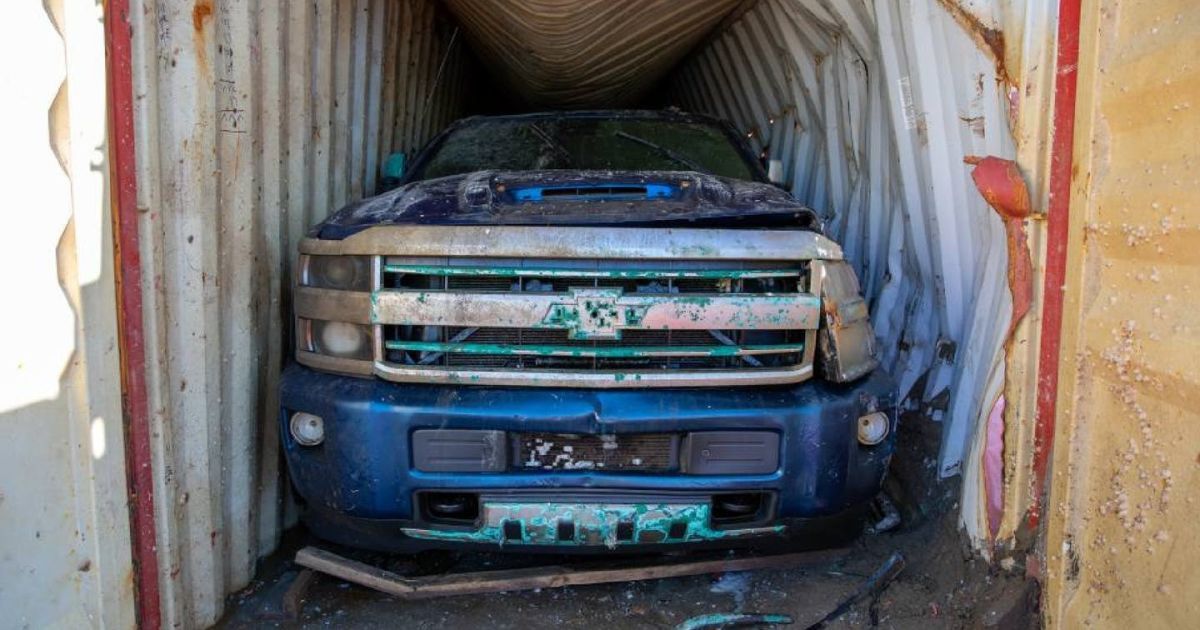 Со дна океана подняли "нулевые" пикапы Chevrolet Silverado, они пробыли там почти два года