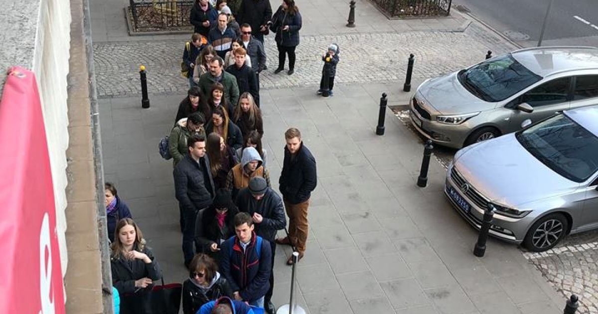 Українці за кордоном вишикувалися у довжелезні черги, щоб проголосувати на виборах