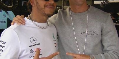 Роналду встретился со звездой Формулы-1 и сделал фото сына в болиде
