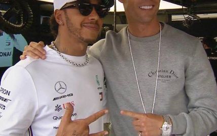 Роналду встретился со звездой Формулы-1 и сделал фото сына в болиде