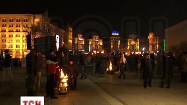 У центрі Києва активісти гріються біля бочки з палаючими дровами