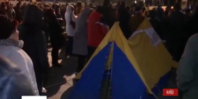 Активисты из палатки на Майдане требуют отставок Яценюка и Порошенко