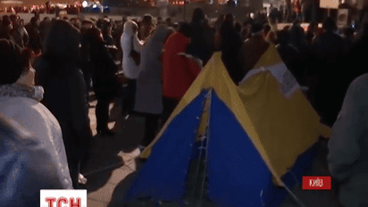 На Майдане устанавливают палатки