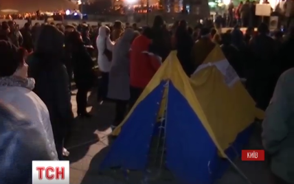 Активисты из палатки на Майдане требуют отставок Яценюка и Порошенко