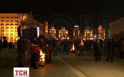 "Революционные силы" на Майдане греются у горящей бочки и лакомятся бутербродами