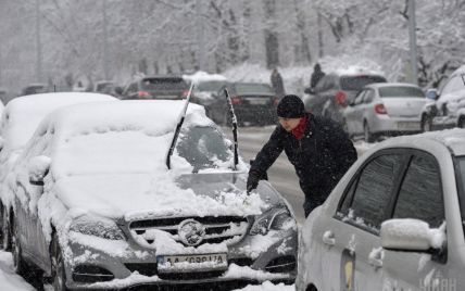 ДТП, пробки и коммунальщики с лопатами: Киев пережил транспортный коллапс из-за снегопада