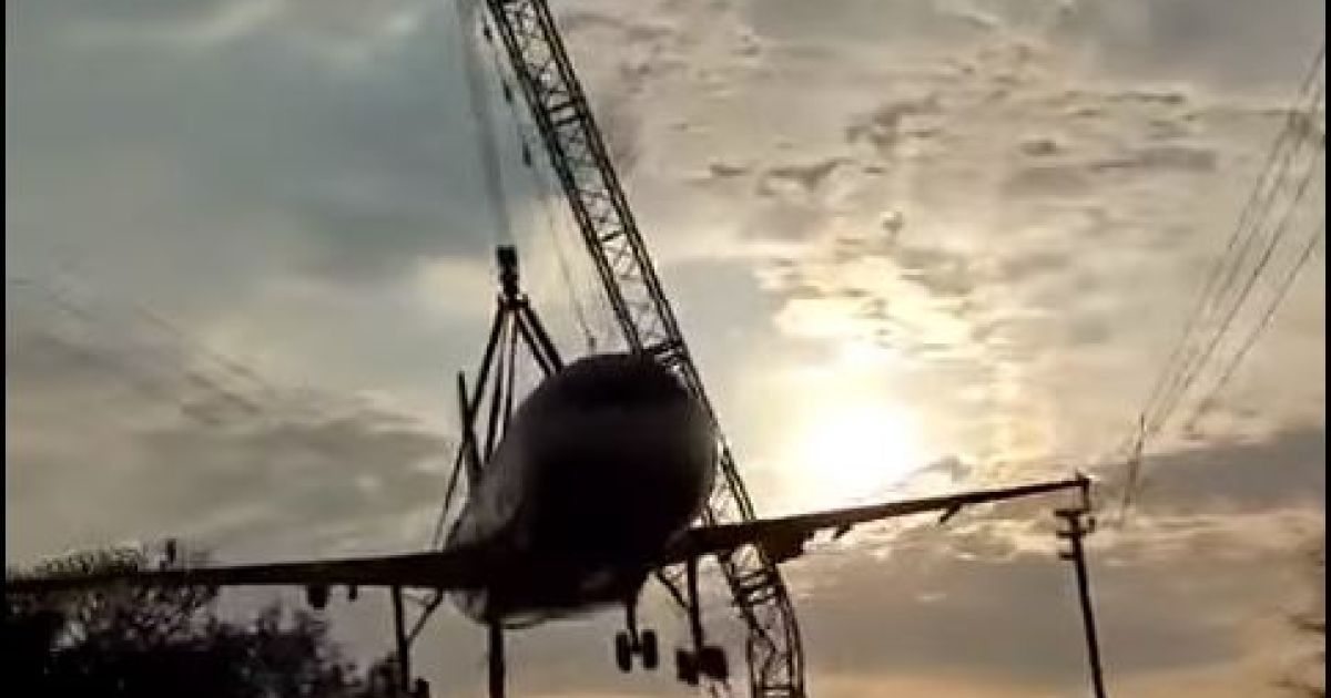 Кран должен был транспортировать самолет