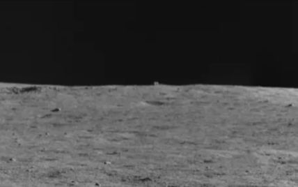 Китайський апарат виявив на зворотній стороні Місяця “таємничу хатинку”, яка нагадує куб: фото