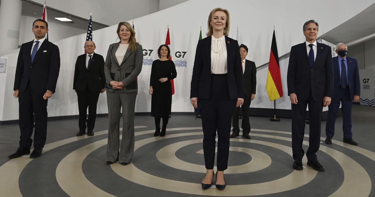 Страны G7 обещают России "серьезные расходы" в случае ее вторжения в Украину — Bloomberg