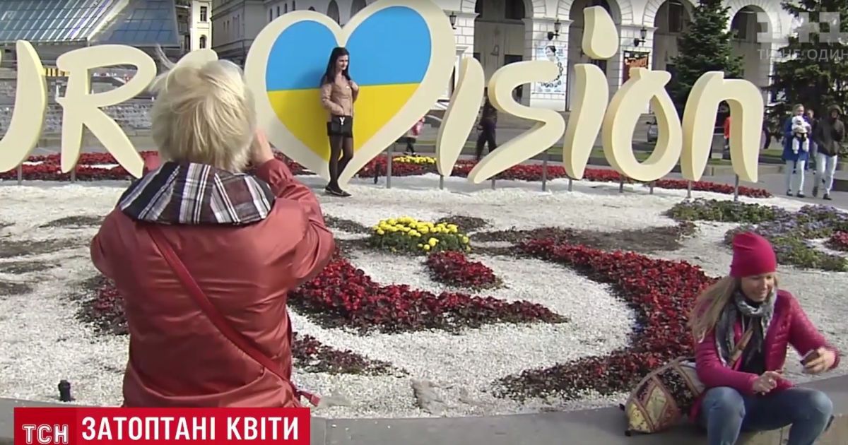 На Майдане любители селфи вытоптали красивую клумбу к "Евровидению"