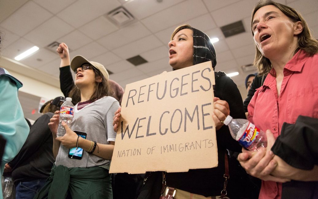 Протестующие против миграционной политики Трампа в международном аэропорту Далласа, Техас / © 