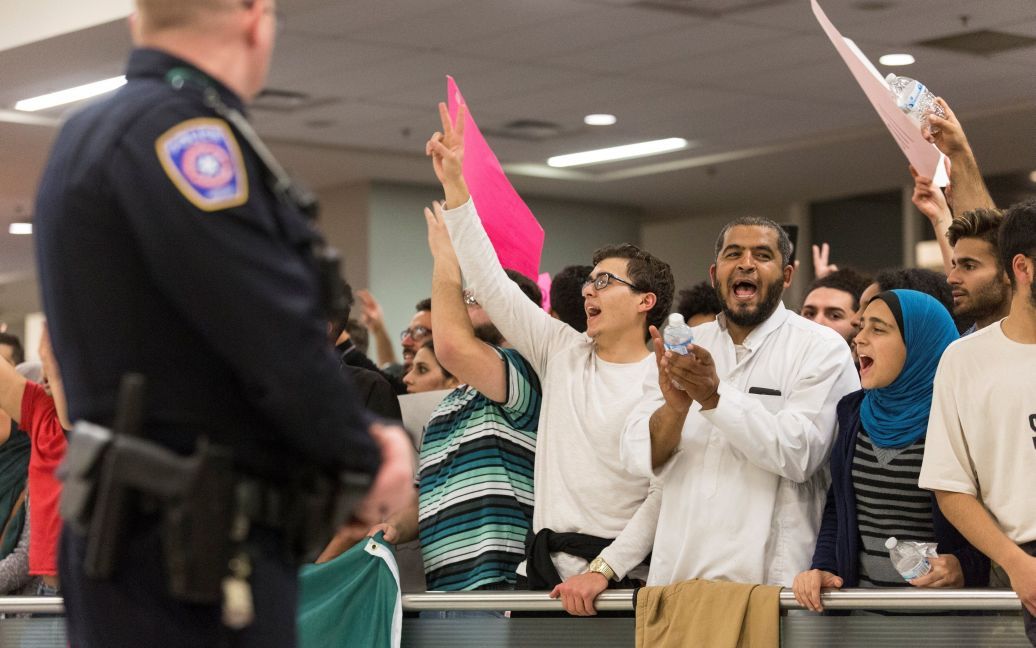 Протестующие против миграционной политики Трампа в международном аэропорту Далласа, Техас / © 