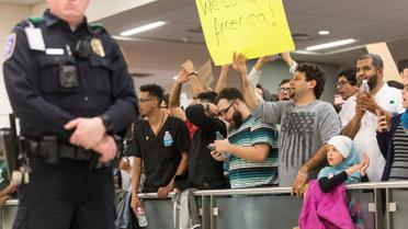 Протестующие против миграционной политики Трампа в международном аэропорту Далласа, Техас