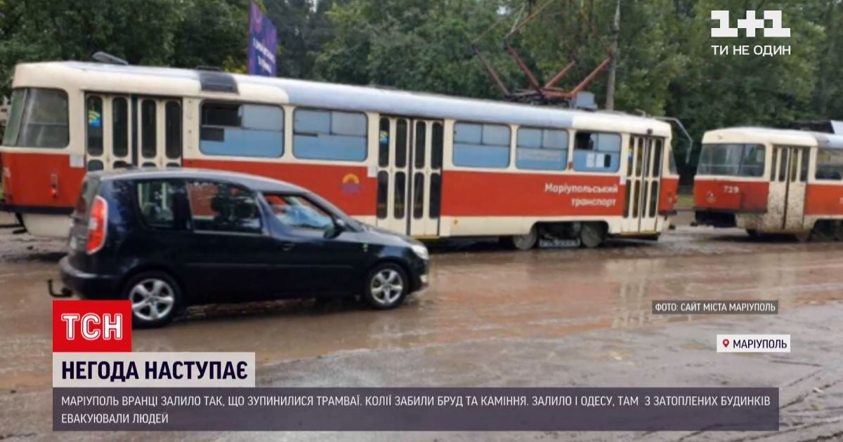 Новини України: у Маріуполі ранкова злива зупинила рух трамваїв