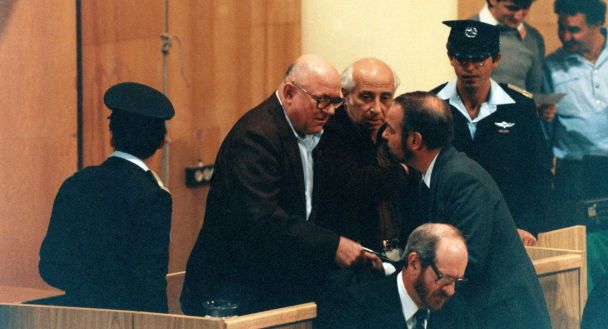 Демьянюк с адвокатом Йорамом Шефтелем / © Associated Press