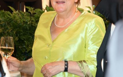 У салатовому вбранні і з келихом вина: 65-річна Ангела Меркель здивувала елегантним образом