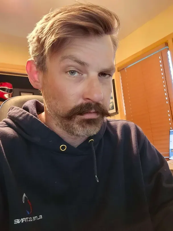 Фото після того, як чоловік збрив бороду. / © Reddit