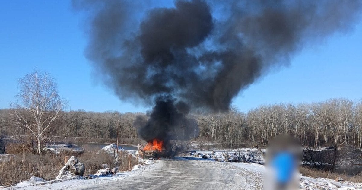 Знищене вогнем авто після атаки російського дрона