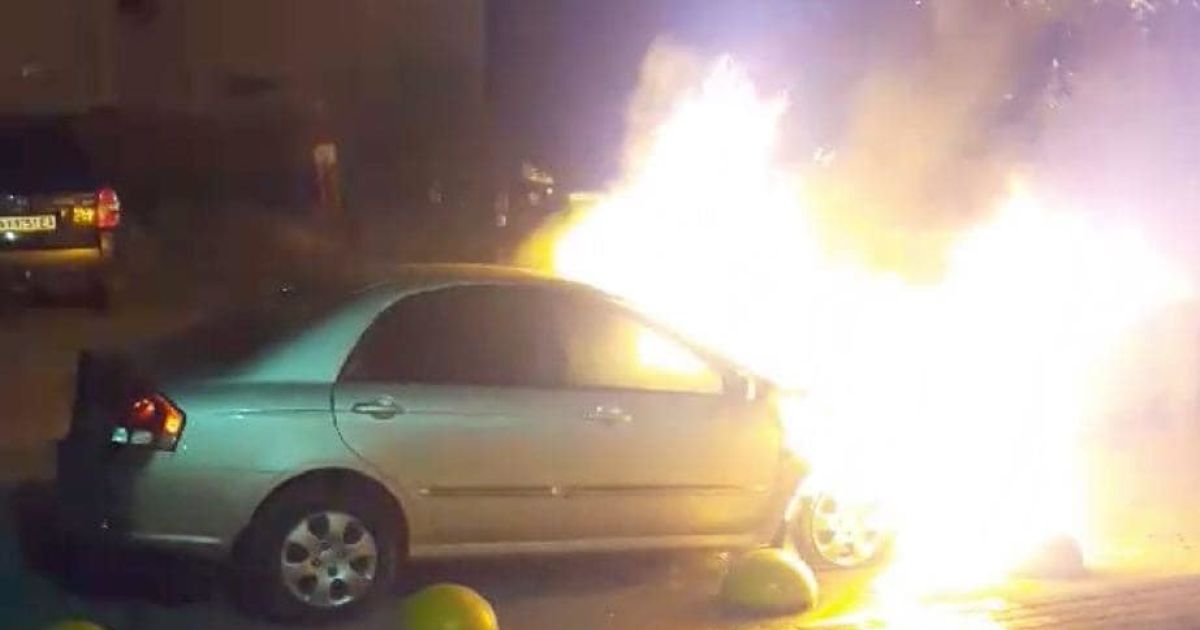 Ночью неизвестные сожгли автомобиль журналистов 