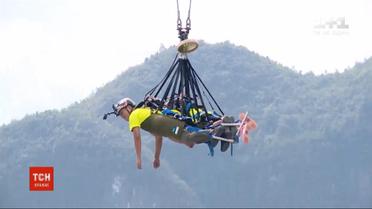 Екстремальні розваги: у Китаї пропонують покататися на гойдалці над глибоким урвищем