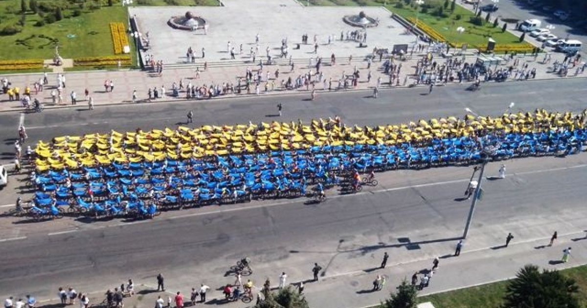 В Черкассах велосипедисты создали самый большой движущийся флаг Украины