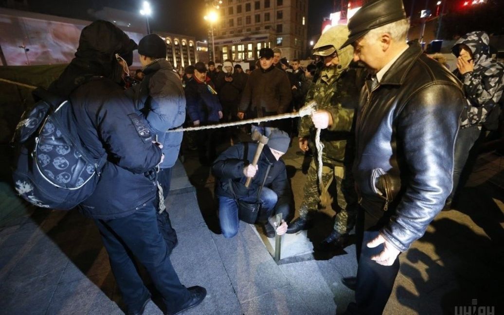 Намети на Майдані вночі проти 21 лютого / © УНІАН