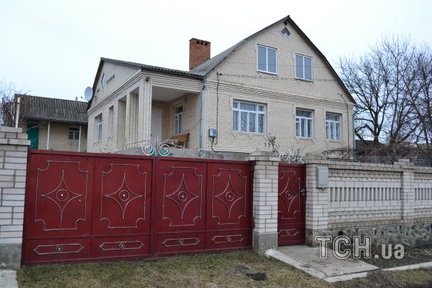 Дом родителей Сергея заметно выделяется на фоне типичных серых тырловских построек. / © ТСН.ua
