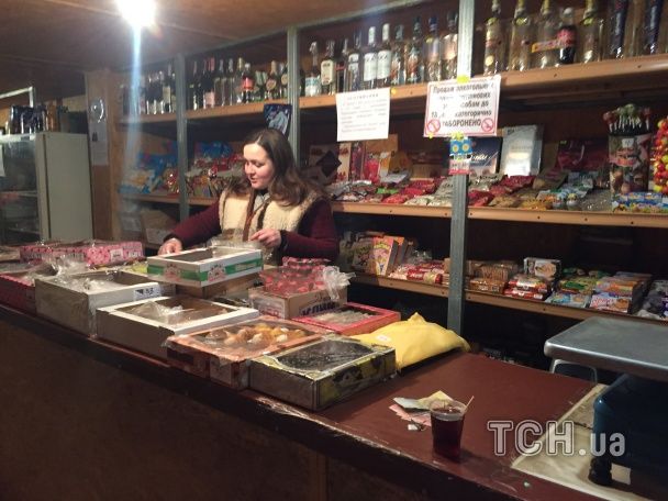В местном магазине висит объявление о сборе жителей на собрание в поддержку Сергея / © ТСН/Мария Мороз