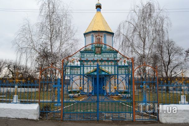 Опрятная сельская церковь стоит за закрытым забором / © ТСН.ua