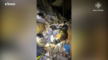 Спасательную операцию в Чернигове после атаки сняли на видео