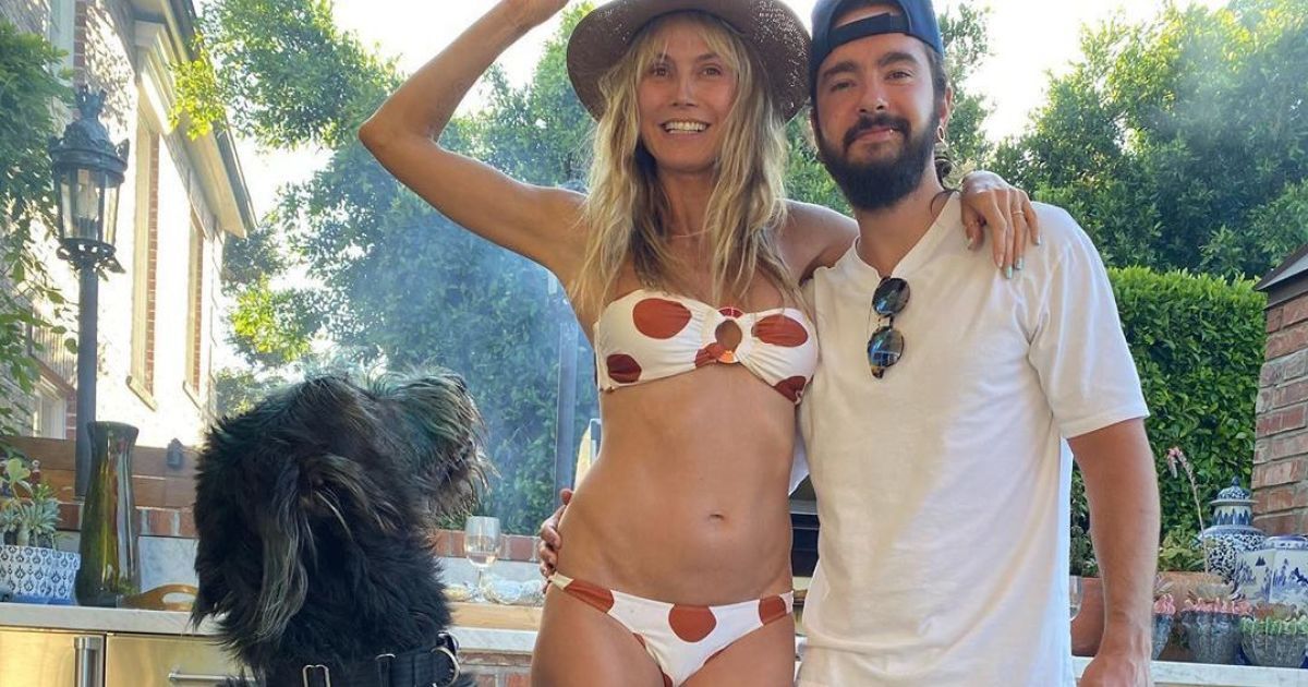 47-річна Гайді Клум у бікіні грайливо позувала в обіймах молодого чоловіка