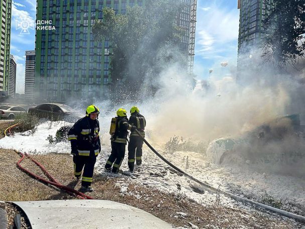 Пожежа на автостоянці у Києві 27 травня / © ДСНС України