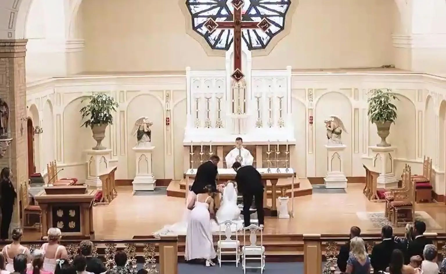 Наречена знепритомніла на весіллі / © Kennedy News and Media