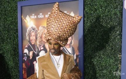 У костюмі Puma, чудернацькому капелюсі і з золотими віями: Біллі Портер викликав фурор на прем'єрі спортивної комедії